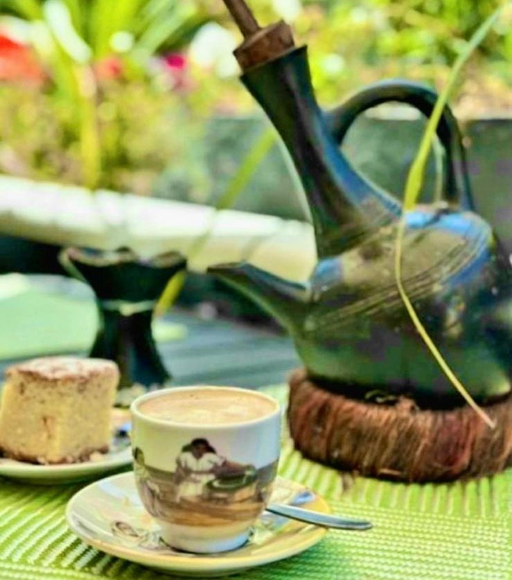 bahlawi Design teapot and cup display